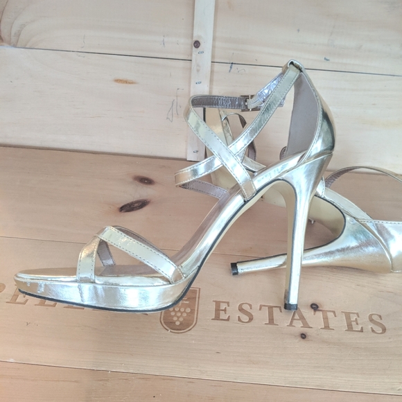 SOLD⚫Michael Antonio gold sandal 8.5 - Picture 5 of 9